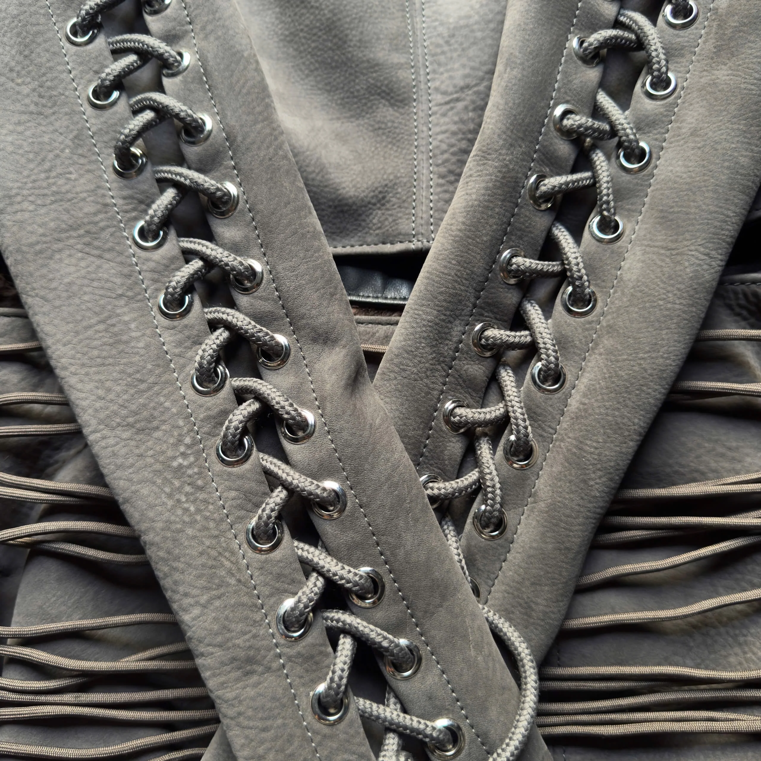 GREY RAWHIDE SPINE LEATHER SET - Image 3