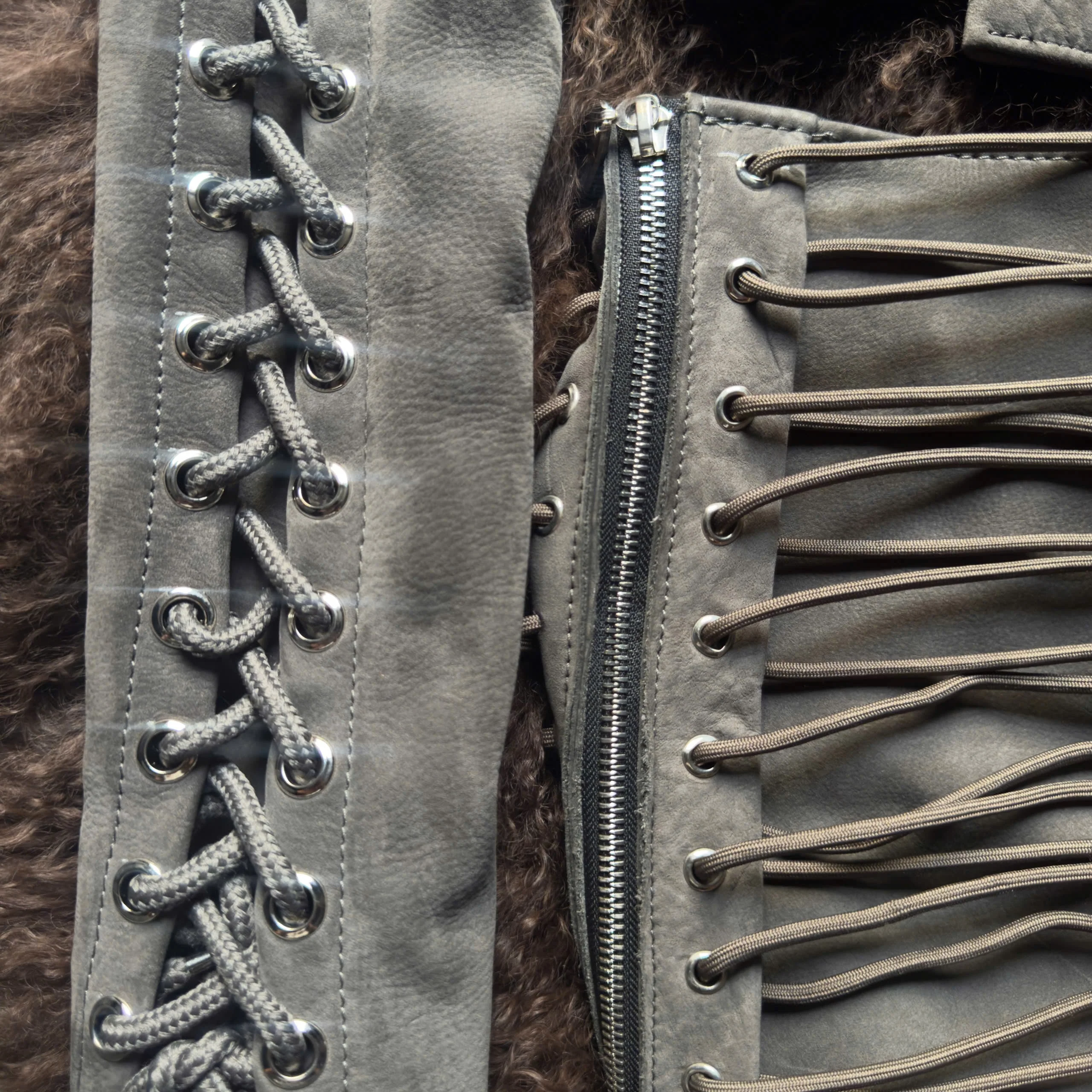 GREY RAWHIDE SPINE LEATHER SET - Image 4